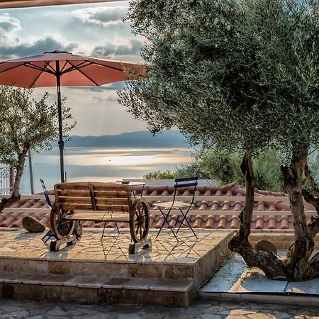 Needa's - Emotions House Crystal Pool בית נופש