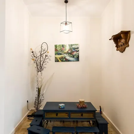 Needa's - Emotions House Crystal Pool Nyaraló