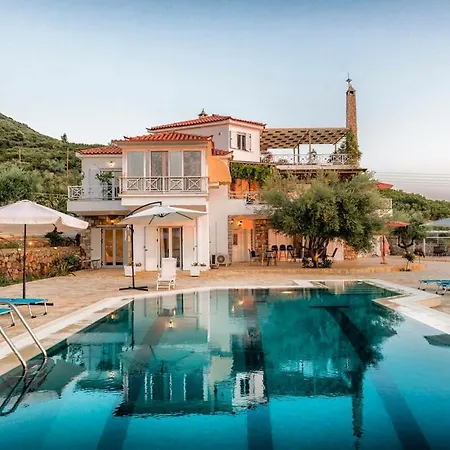 בית נופש Needa's - Emotions House Crystal Pool Mikrá Mandínia