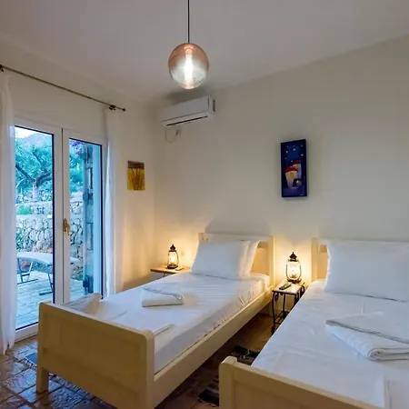 Needa's - Emotions House Crystal Pool * Mikrá Mandínia