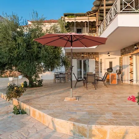 Needa's - Emotions House Crystal Pool בית נופש Mikrá Mandínia