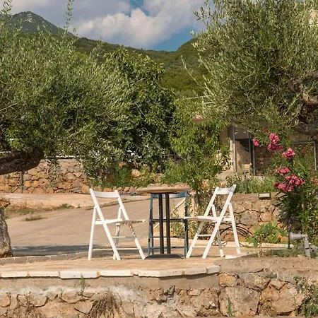 Needa's - Emotions House Crystal Pool בית נופש Mikrá Mandínia