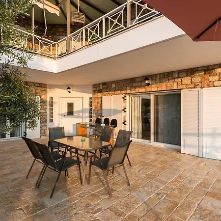 בית נופש Needa's - Emotions House Crystal Pool