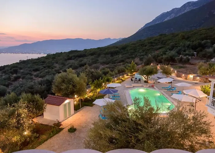 Needa's - Emotions House Crystal Pool Mikrá Mandínia