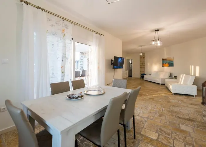 Needa's - Emotions House Crystal Pool Mikrá Mandínia