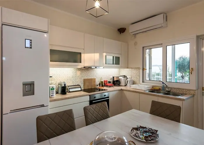 Needa's - Emotions House Crystal Pool Nyaraló *