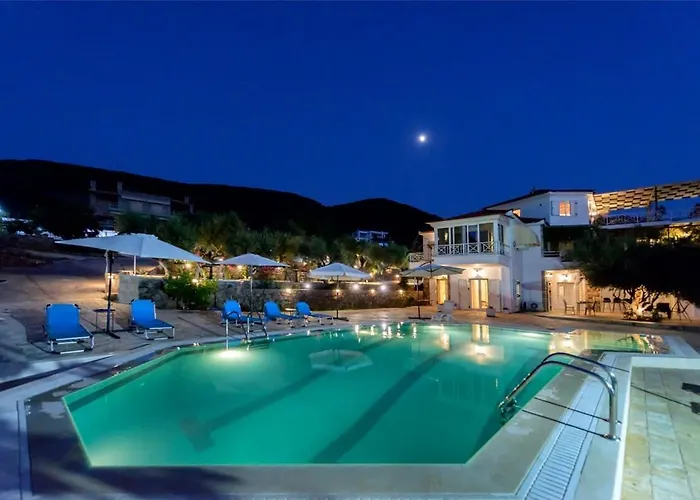 Needa's - Emotions House Crystal Pool Nyaraló Mikrá Mandínia