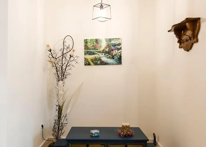 Needa's - Emotions House Crystal Pool Nyaraló