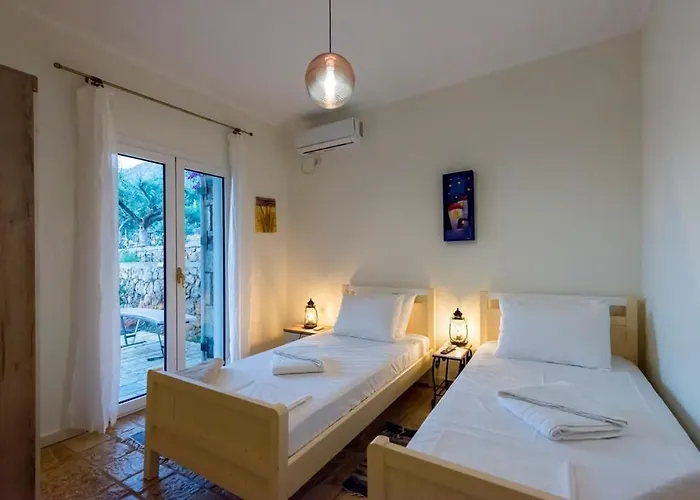 Needa's - Emotions House Crystal Pool * Mikrá Mandínia