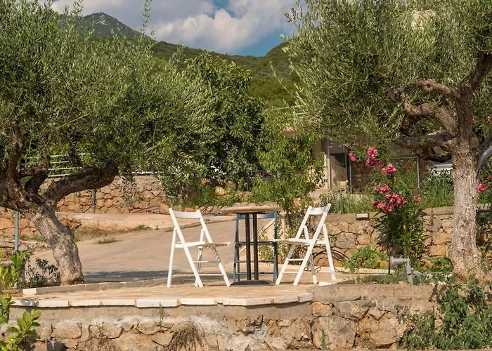 Needa's - Emotions House Crystal Pool בית נופש Mikrá Mandínia