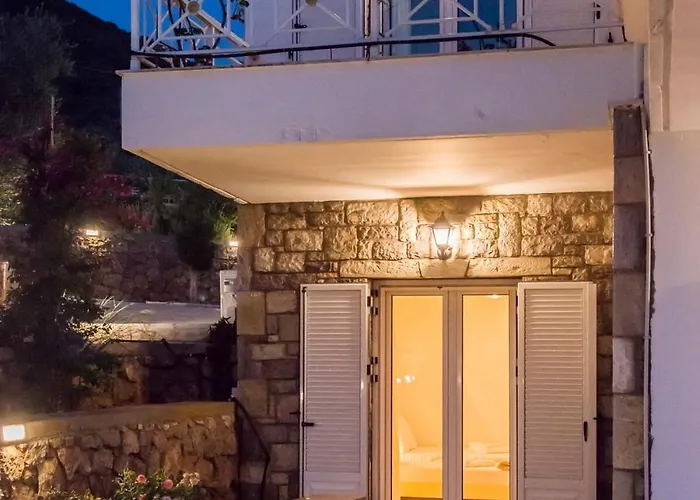 בית נופש Needa's - Emotions House Crystal Pool *