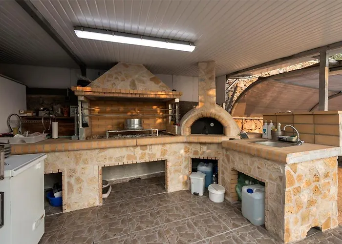 Needa's - Emotions House Crystal Pool Nyaraló *