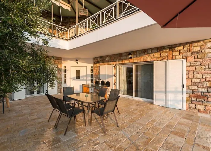 בית נופש Needa's - Emotions House Crystal Pool